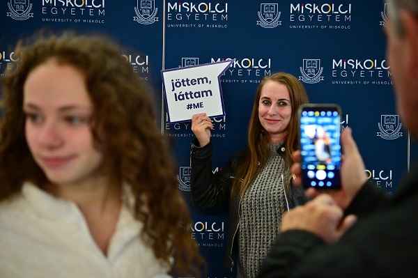Középiskoláknak